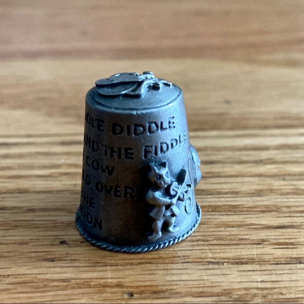 UNIQUE RARE PEWTER Collector’s Nursery Rhyme “Cow Jumped Over the Moon” Thimble